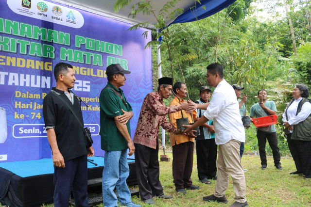 Penanaman Pohon Di Sendang Pengilon